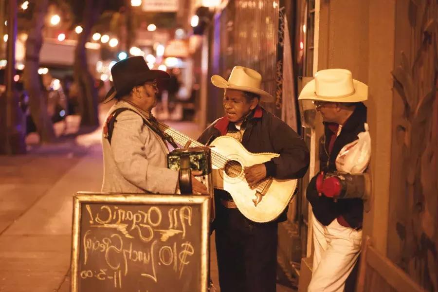 三名墨西哥音乐家在贝博体彩app教会区的街道上表演.