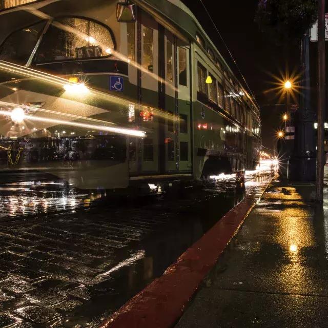 雨中夜晚的电车
